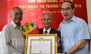 Đảng bộ Thành phố Hồ Chí Minh tặng Huy hiệu Đảng đợt 19-5-2018 cho 2.541 đảng viên