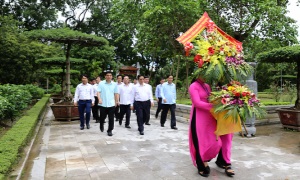 Đồng chí Phạm Minh Chính, Ủy viên Bộ Chính Trị, Bí thư Trung ương Đảng, Trưởng Ban Tổ chức Trung ương dâng hương tưởng niệm Chủ tịch Hồ Chí Minh tại Khu di tích Kim Liên và Truông Bồn