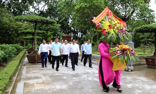 Đồng chí Phạm Minh Chính, Ủy viên Bộ Chính Trị, Bí thư Trung ương Đảng, Trưởng Ban Tổ chức Trung ương dâng hương tưởng niệm Chủ tịch Hồ Chí Minh tại Khu di tích Kim Liên và Truông Bồn