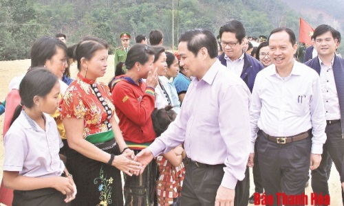 Đồng chí Phạm Minh Chính, Ủy viên Bộ Chính trị, Bí thư Trung ương Đảng, Trưởng Ban Tổ chức Trung ương kiểm tra tình hình khắc phục hậu quả lũ lụt tại huyện Mường Lát