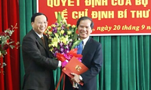 Đồng chí Tô Huy Rứa trao quyết định đồng chí Nguyễn Xuân Tiến giữ chức Bí thư Tỉnh ủy Lâm Đồng