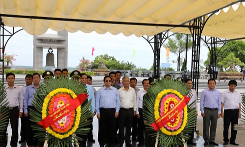 Đồng chí Phạm Minh Chính, dâng hương viếng các anh hùng liệt sỹ tại Nghĩa trang liệt sĩ quốc gia Trường Sơn; Nghĩa trang liệt sĩ quốc gia Đường 9