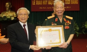 Trao tặng đồng chí Lê Ðức Anh Huy hiệu 75 năm tuổi Ðảng