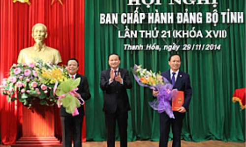 Đồng chí Tô Huy Rứa trao quyết định của Trung ương về công tác nhân sự của tỉnh Thanh Hóa