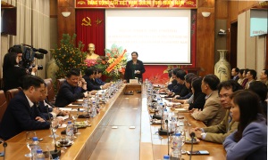 Phó Chủ tịch Thường trực Quốc hội Tòng Thị Phóng thăm và làm việc với BHXH Việt Nam