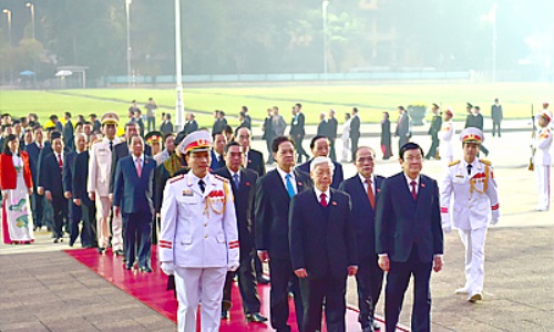 Các đại biểu dự Đại hội XII của Đảng vào Lăng viếng Chủ tịch Hồ Chí Minh