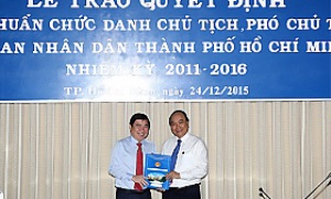 Trao quyết định phê chuẩn Chủ tịch UBND thành phố Hồ Chí Minh