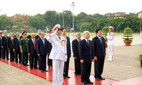 Lãnh đạo Đảng, Nhà nước tưởng niệm các Anh hùng liệt sỹ và vào Lăng viếng Chủ tịch Hồ Chí Minh