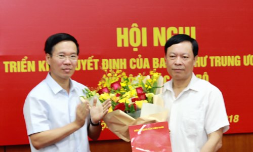 Đồng chí Phạm Văn Linh nhận nhiệm vụ Phó Chủ tịch chuyên trách Hội đồng Lý luận Trung ương