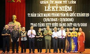 Quận ủy Nam Từ Liêm (Hà Nội) tổ chức trao tặng Huy hiệu Đảng đợt 02-9-2016