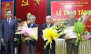 Hà Nội trao Huy hiệu Đảng cho đảng viên nhân kỷ niệm 99 năm Cách mạng Tháng Mười Nga