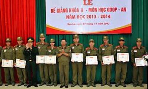 Bồi dưỡng kiến thức quốc phòng-an ninh cho cán bộ cấp xã