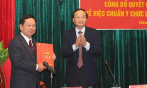 Đồng chí Tô Huy Rứa trao quyết định chuẩn y chức danh Bí thư Tỉnh uỷ Hòa Bình