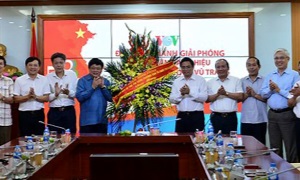 Đồng chí Phạm Minh Chính thăm và chúc mừng Đài Tiếng nói Việt Nam