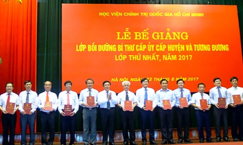 Bế giảng lớp bồi dưỡng kiến thức cho Bí thư cấp ủy cấp huyện và tương đương