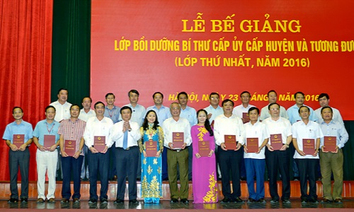 Bế giảng lớp bồi dưỡng bí thư cấp ủy cấp huyện và tương đương