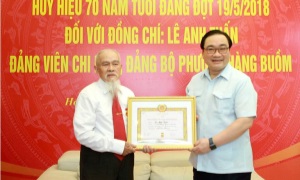 Bí thư Thành ủy Hà Nội Hoàng Trung Hải trao Huy hiệu 70 năm tuổi Đảng cho đảng viên lão thành