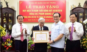 Bí thư Thành ủy Hà Nội Hoàng Trung Hải trao Huy hiệu Đảng cho các đảng viên lão thành dịp Quốc khánh 2-9