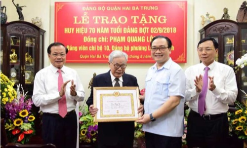Bí thư Thành ủy Hà Nội Hoàng Trung Hải trao Huy hiệu Đảng cho các đảng viên lão thành dịp Quốc khánh 2-9