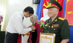 Hà Nội trao tặng và truy tặng Huy hiệu Đảng cho 6.339 đảng viên