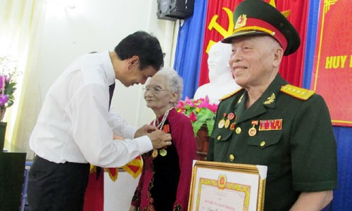 Hà Nội trao tặng và truy tặng Huy hiệu Đảng cho 6.339 đảng viên