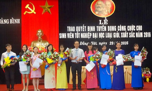 Quảng Bình tuyển thẳng 21 công chức là sinh viên tốt nghiệp đại học loại giỏi, xuất sắc năm 2016
