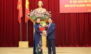 Đồng chí Phạm Minh Chính trao quyết định của Ban Bí thư về việc nghỉ hưu đối với đồng chí Đỗ Thị Hoàng