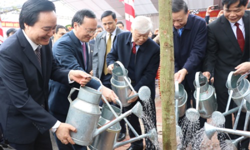 Tổng Bí thư Nguyễn Phú Trọng dự Lễ phát động Tết trồng cây, tặng quà công nhân lao động tại Hưng Yên