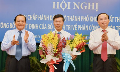 Đồng chí Tô Huy Rứa trao quyết định phân công đồng chí Võ Văn Thưởng làm Phó Bí thư Thành ủy TP.HCM