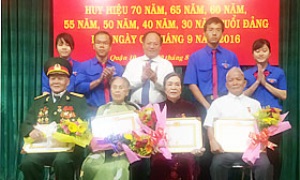 Ban Thường vụ Thành ủy TP. Hồ Chí Minh  quyết định trao tặng Huy hiệu Đảng đợt 7-11 cho 1.205 đảng viên