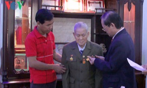 Trao Huy hiệu 65 năm tuổi Đảng cho đảng viên Việt kiều Lào