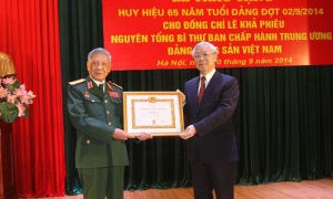 Đồng chí Lê Khả Phiêu nhận Huy hiệu 65 năm tuổi Đảng