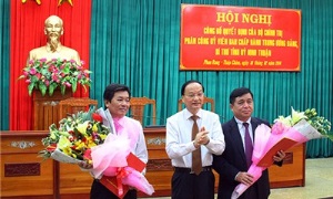 Đồng chí Tô Huy Rứa trao quyết định phân công công tác cán bộ tỉnh Ninh Thuận