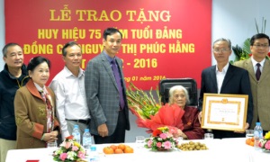 Đảng bộ Hà Nội trao Huy hiệu Đảng cho các đảng viên lão thành