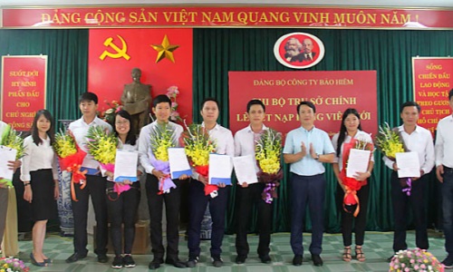Chi bộ Trụ sở chính thuộc Đảng bộ Công ty Bảo hiểm VietinBank tổ chức lễ kết nạp đảng viên