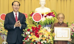 Trao Huy hiệu 70 năm tuổi Đảng tặng đồng chí Nguyễn Thị Bình