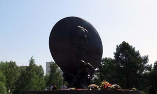 Lễ đặt hoa bên tượng Bác Hồ ở Thủ đô Mat-xcơ-va