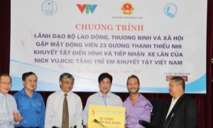 Lãnh đạo Bộ Lao động - Thương binh và Xã hội gặp mặt 23 thanh thiếu nhi khuyết tật tiêu biểu và tiếp nhận tài trợ xe lăn của Nick Vujicic