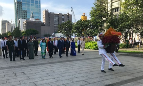 Lãnh đạo TP. Hồ Chí Minh dâng hương tưởng niệm Chủ tịch Hồ Chí Minh