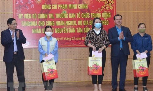 Trưởng Ban Tổ chức Trung ương thăm, tặng quà Tết tại tỉnh Hòa Bình