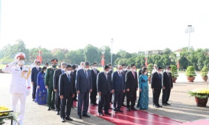 Lãnh đạo Đảng, Nhà nước, Quốc hội đặt vòng hoa, tưởng niệm các Anh hùng liệt sĩ