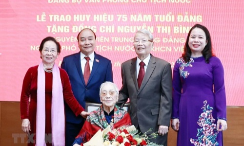 Trao tặng Huy hiệu 75 năm tuổi đảng cho nguyên Phó Chủ tịch nước Nguyễn Thị Bình