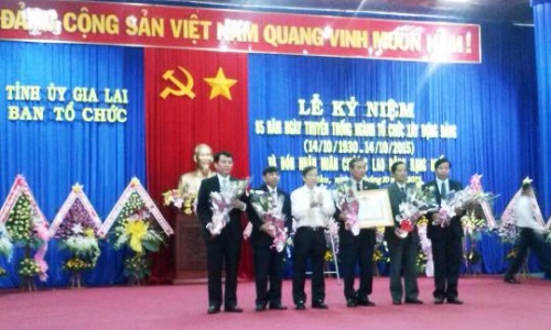 Ban Tổ chức Tỉnh ủy Gia Lai  nhận Huân chương Lao động hạng Nhất