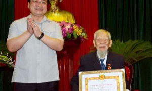 Thành ủy Hà Nội tổ chức trao tặng  Huy hiệu Đảng đợt 2-9-2016
