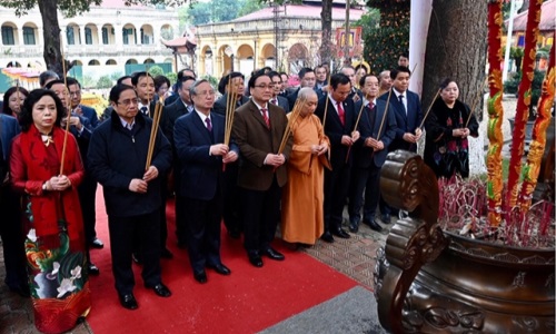 Lãnh đạo Đảng, Nhà nước, TP. Hà Nội dâng hương và trồng cây đầu xuân tại Hoàng thành Thăng Long